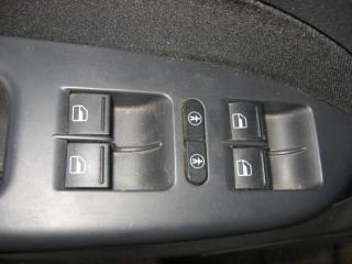 кнопка стеклоподъемника переднего левого Volkswagen Touran 1 поколение [рестайлинг] 2009, 2.0 л., TDi, BMN, дизель, МКПП, черный, минивэн, передний привод