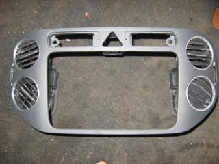 рамка под магнитолу Volkswagen Golf Plus 1 поколение 2008, 1.9 л., TDi, BKC, дизель, МКПП, серебро, хетчбэк 5 дв., передний привод, 5M0858701J